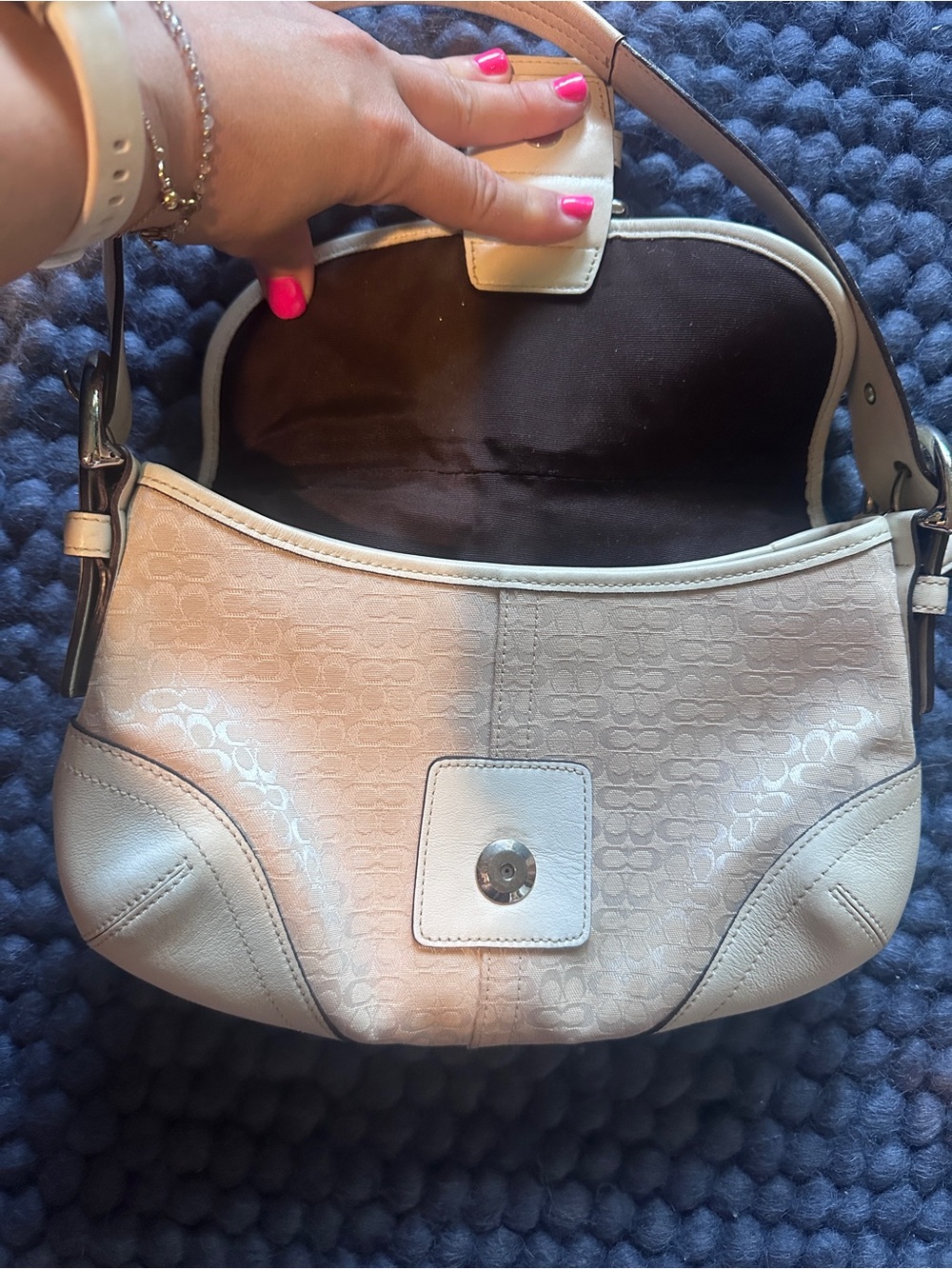 Y2K Vintage Coach Gently Used - Women's Cream Shoulder Bag - Classic Buckle - Picture 3 of 5